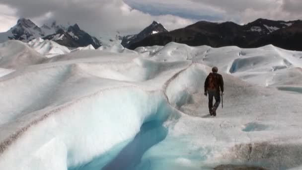 Άνθρωποι σε χιονισμένα βουνά στον παγετώνα, στο φόντο των νεφών στην Ανταρκτική. — Αρχείο Βίντεο