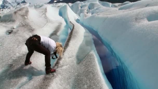 Les gens dans les montagnes enneigées sur le glacier sur fond de nuages en Antarctique . — Video