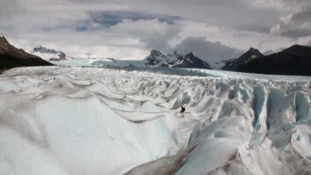 Montagnes enneigées panorama icebergs sur fond de nuages en Antarctique .