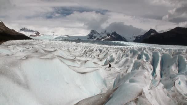 Montagnes enneigées panorama icebergs sur fond de nuages en Antarctique . — Video