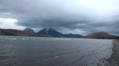 Karlı dağlar panorama okyanus kıyısı Antarktika arka plan üzerinde.