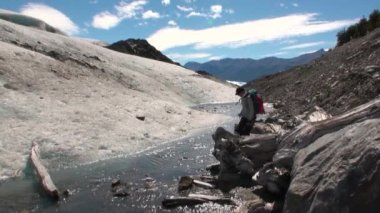 Antarktika'daki karlı dağlarda insanların akışından buz erir.