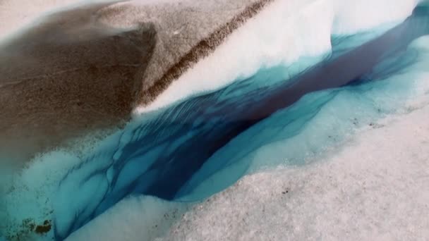 Bir buzdağı ve Antartika'daki buzul saf şeffaf mavi su. — Stok video