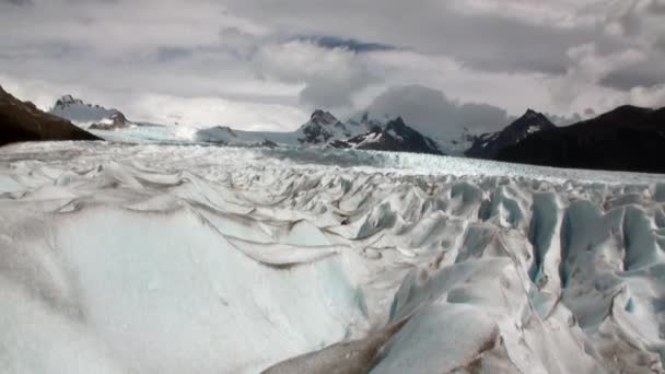 Χιονισμένα βουνά Πανόραμα στο φόντο των νεφών στην Ανταρκτική. — Αρχείο Βίντεο