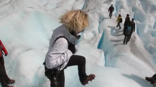 南極の雲の背景に氷河の雪に覆われた山の人々. — ストック動画