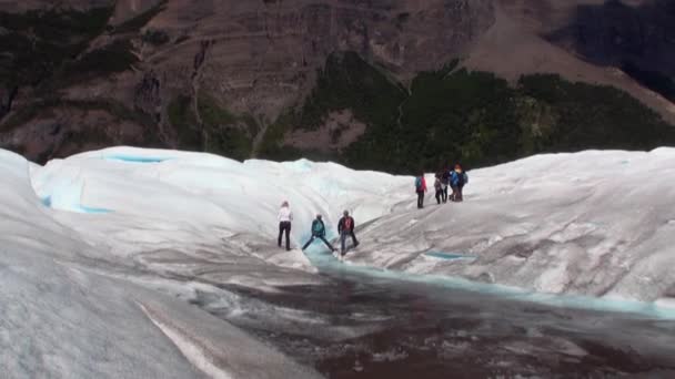 Les gens dans les montagnes enneigées sur le glacier sur fond de nuages en Antarctique . — Video