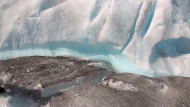 Eau de puissance du ruisseau dans les montagnes enneigées et les glaciers en Antarctique . — Video