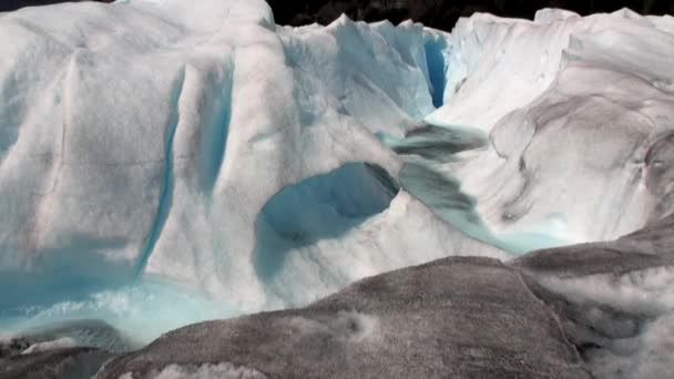 Driva vatten creek i snötäckta berg och glaciär i Antarktis. — Stockvideo