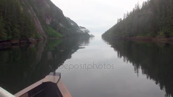 Barco de madeira no fundo da superfície de água calma tranquila no Alasca . — Vídeo de Stock