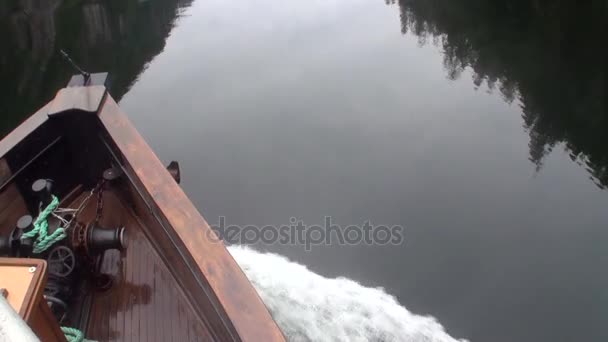 Sessiz sakin su yüzeyi Alaska arka ahşap tekne. — Stok video