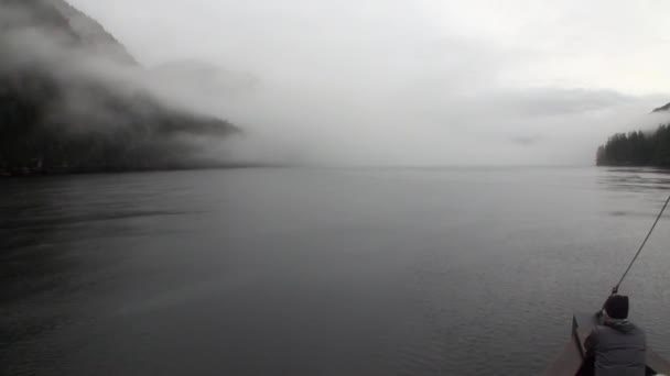 Barco de madera sobre fondo de tranquila superficie de agua tranquila en Alaska . — Vídeos de Stock