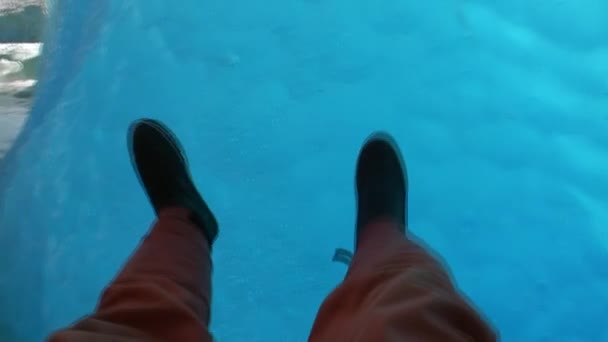 Füße auf Eis in alaska. — Stockvideo