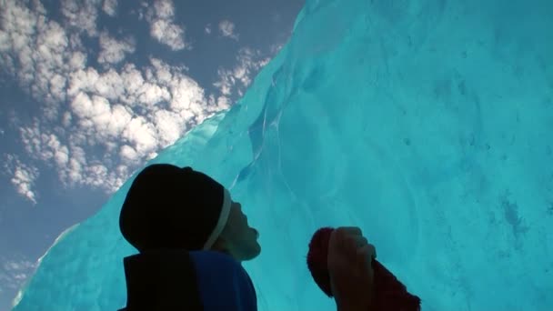 Pojke slickar is med tungan i Alaska. — Stockvideo