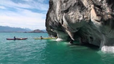 Cliff genel Carrera dağ Patagonya Arjantin Lago Buenos Aires içinde mağara.