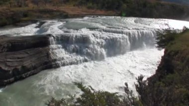 Dağ nehir Rapids güç su Patagonya Arjantin göster..