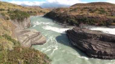 Dağ nehir Rapids güç su Patagonya Arjantin göster..