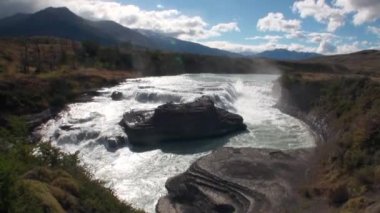 Dağ nehir Rapids güç su Patagonya Arjantin göster..