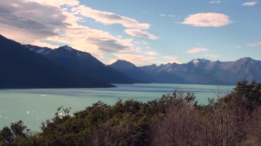 Karlı dağlar bulutlar Antarktika arka plan üzerinde.