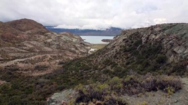 Patagonya Arjantin alçak bulutlar arka plan üzerinde dağ gölü.