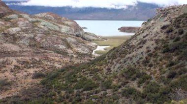 Patagonya Arjantin alçak bulutlar arka plan üzerinde dağ gölü.