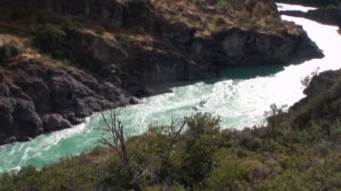 Dağ nehir Rapids güç su Patagonya Arjantin göster..