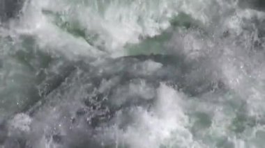 Patagonya Arjantin dağ nehir rapids üzerinde su atıyor.