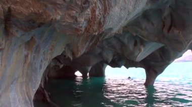 Cliff genel Carrera dağ Patagonya Arjantin Lago Buenos Aires içinde mağara.