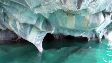 Cliff genel Carrera dağ Patagonya Arjantin Lago Buenos Aires içinde mağara.