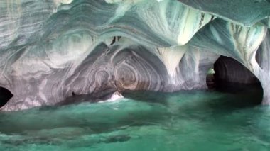 Cliff genel Carrera dağ Patagonya Arjantin Lago Buenos Aires içinde mağara.