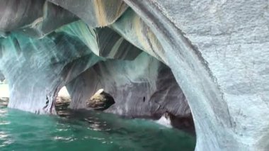 Cliff genel Carrera dağ Patagonya Arjantin Lago Buenos Aires içinde mağara.