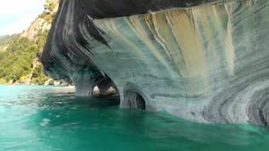 Cliff genel Carrera dağ Patagonya Arjantin Lago Buenos Aires içinde mağara.
