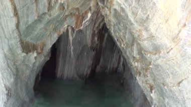 Cliff genel Carrera dağ Patagonya Arjantin Lago Buenos Aires içinde mağara.