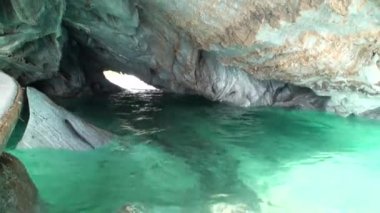 Cliff genel Carrera dağ Patagonya Arjantin Lago Buenos Aires içinde mağara.