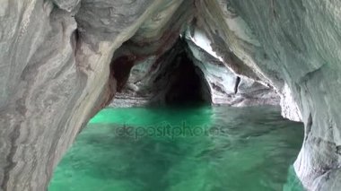 Cliff genel Carrera dağ Patagonya Arjantin Lago Buenos Aires içinde mağara.