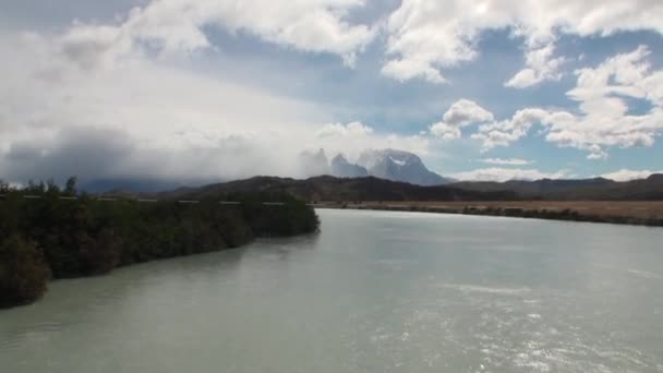 Mountain river och koppla av i Patagonien Argentina. — Stockvideo