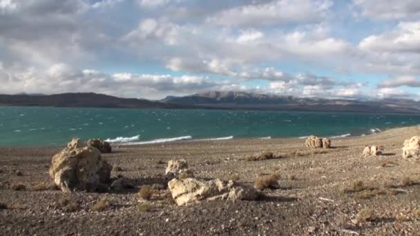 Vista do rio da montanha da costa na Patagônia Argentina. — Vídeo de Stock