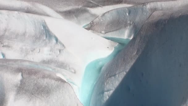 Potencia del agua de arroyo en montañas nevadas y glaciares en la Antártida . — Vídeos de Stock