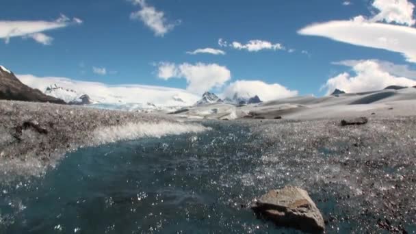 Pura acqua trasparente di torrente in montagne innevate e ghiacciaio in Antartide . — Video Stock