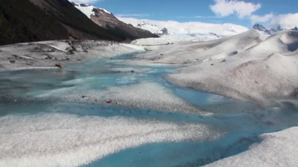Ren genomskinlig blå vatten i snötäckta berg och glaciär i Antarktis. — Stockvideo