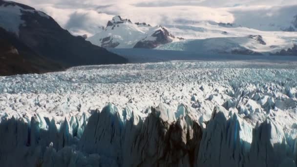 Glacier des montagnes enneigées icebergs sur fond de nuages en Antarctique . — Video