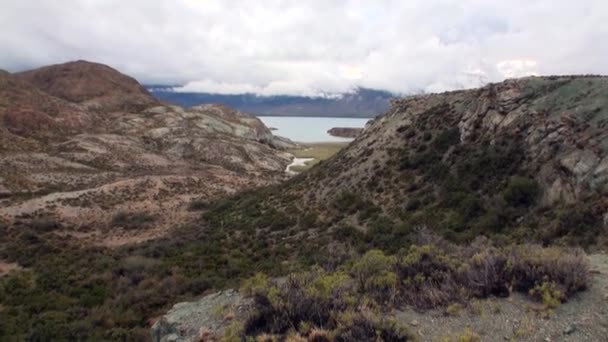 Bergsee vor dem Hintergrund niedriger Wolken in Patagonien Argentinien. — Stockvideo