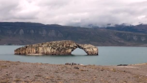 Гірське озеро на фоні низької хмари в Патагонії, Аргентина. — стокове відео