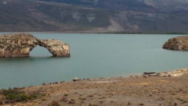 Λίμνη βουνό σε φόντο από χαμηλά σύννεφα στην Παταγονία Αργεντινή. — Αρχείο Βίντεο