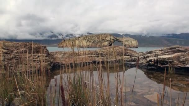 Fjällsjö på bakgrund av låga moln i Patagonien Argentina. — Stockvideo