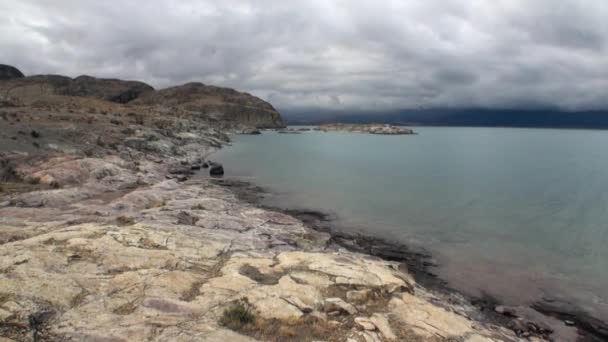 Hegyi tó, a háttérben az alacsony felhők, Patagónia Argentína. — Stock videók