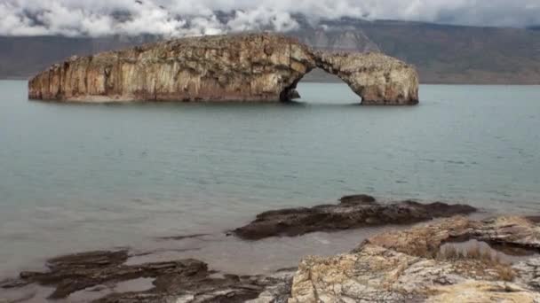 Fjällsjö på bakgrund av låga moln i Patagonien Argentina. — Stockvideo