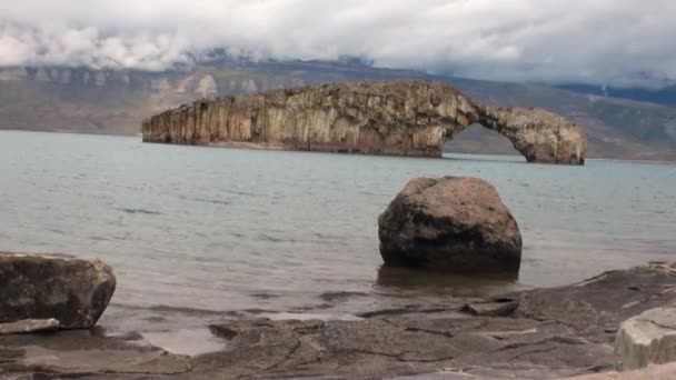Patagonya Arjantin alçak bulutlar arka plan üzerinde dağ gölü. — Stok video
