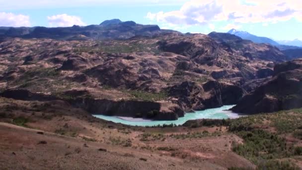 Mountain river Visa power vatten i Patagonien Argentina. — Stockvideo