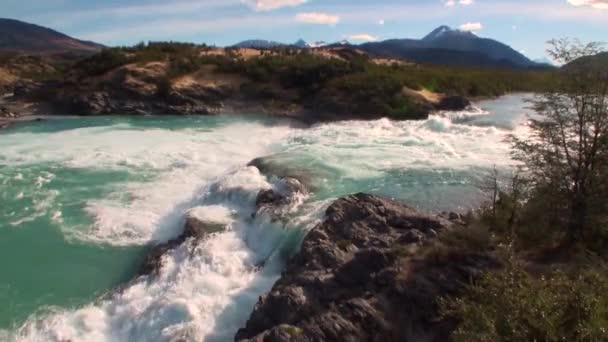 Rápidos del río de la montaña muestran agua de alimentación en la Patagonia Argentina. — Vídeo de stock