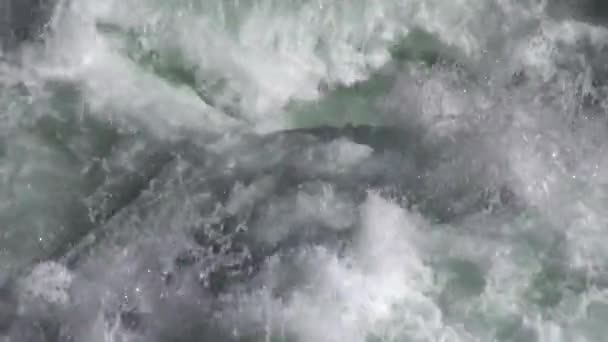 L'eau bat sur les rapides de la rivière de montagne en Patagonie Argentine .